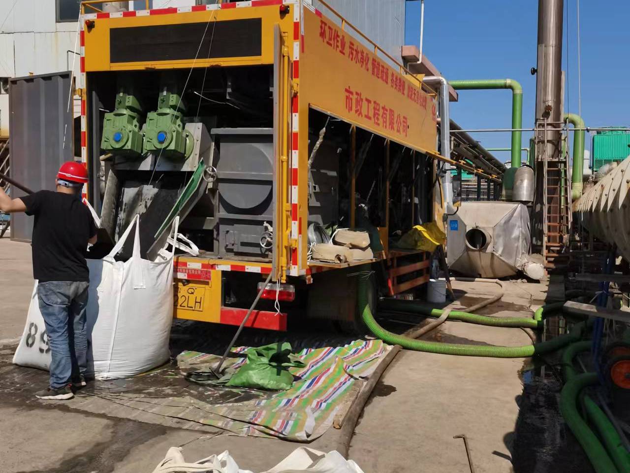 郊区淤泥压干处理