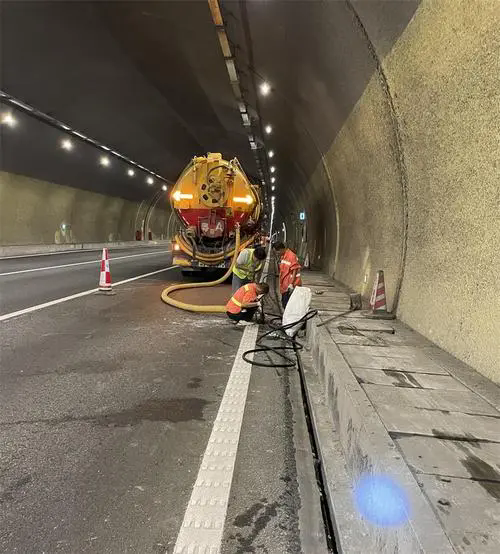 郊区隧道排水渠清淤